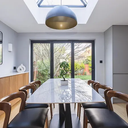 아파트 Upscale House In Acton East *