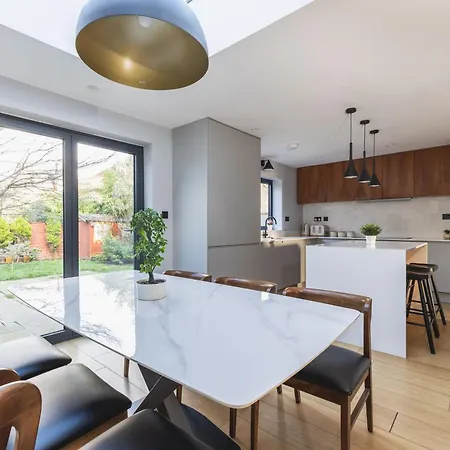 아파트 Upscale House In Acton East 런던