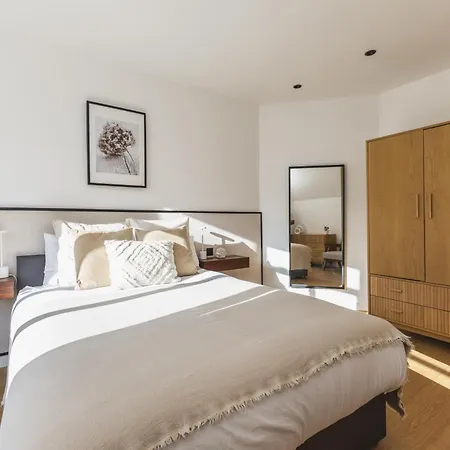 Upscale House In Acton East 아파트