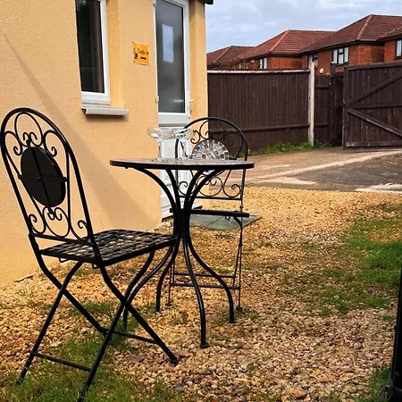 Heathrow Airport 10 Mins Drive L Free Secure Parking L Tiny House With Courtyard
