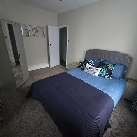 Contemporary & Spacious 1bd - Fireplace With Modern Comforts * London
