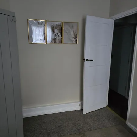 Contemporary & Spacious 1bd - Fireplace With Modern Comforts Apartment