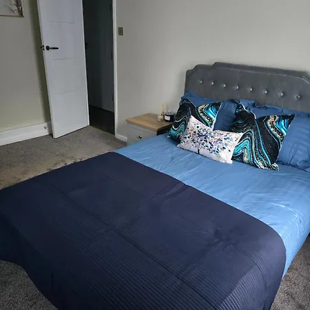 Contemporary & Spacious 1bd - Fireplace With Modern Comforts * London