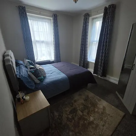 Contemporary & Spacious 1bd - Fireplace With Modern Comforts London