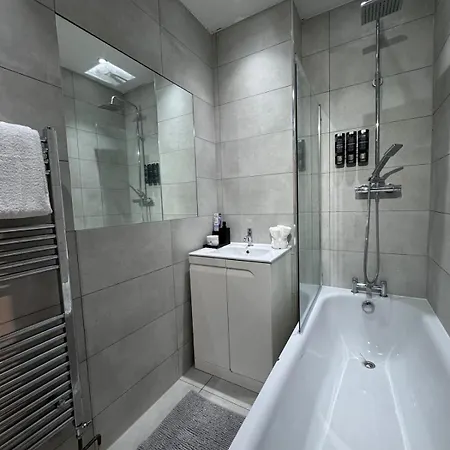 Stylish 2-Bed Garden Flat, 5 Mins To Brixton London