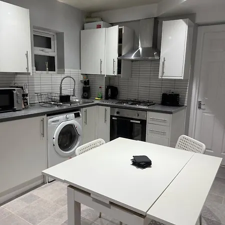 Stylish 2-Bed Garden Flat, 5 Mins To Brixton *