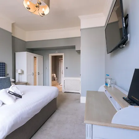 Guest house The Crown Pub & 4*