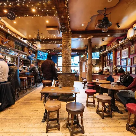 The Crown Pub & 4*