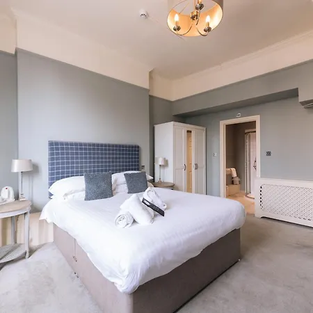 The Crown Pub & 4*