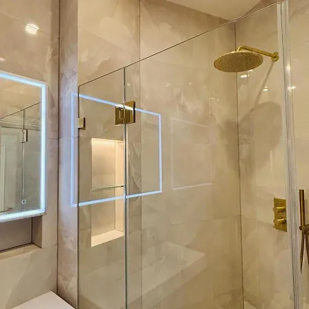 Hyde Park 3 Bedroom Flat *