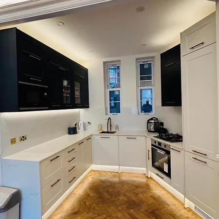 Hyde Park 3 Bedroom Flat *