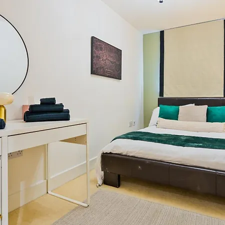 Canary Wharf Balcony & Waterfront 2-bed, 2-bath Apartment London