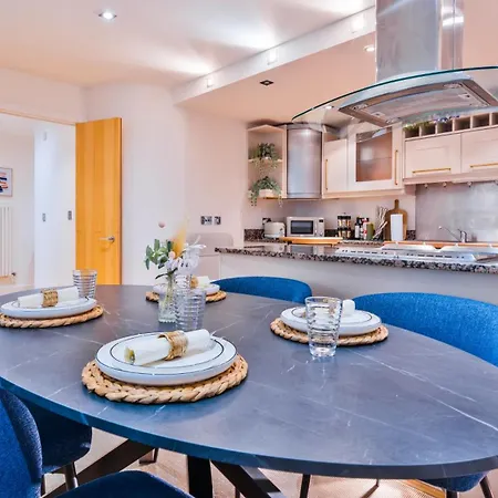 Apartment Canary Wharf Balcony & Waterfront 2-bed, 2-bath London