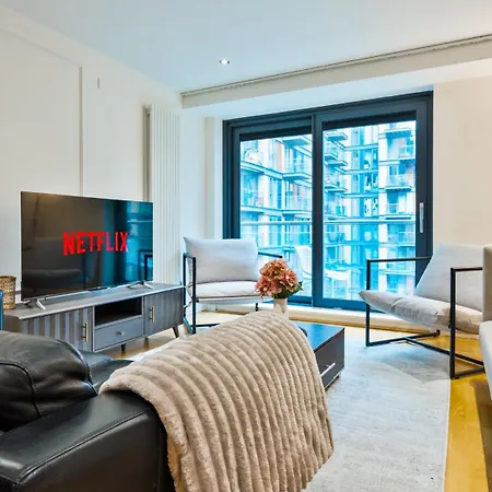 Canary Wharf Balcony & Waterfront 2-bed, 2-bath * London