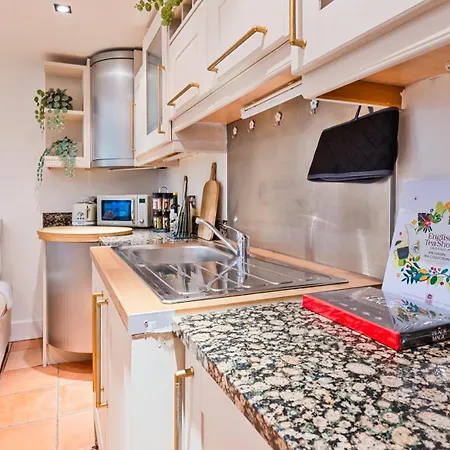 Canary Wharf Balcony & Waterfront 2-bed, 2-bath London