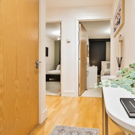 Canary Wharf Balcony & Waterfront 2-bed, 2-bath