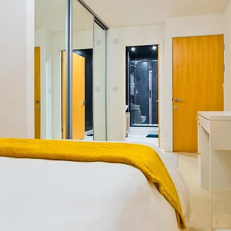 Canary Wharf Balcony & Waterfront 2-bed, 2-bath * London