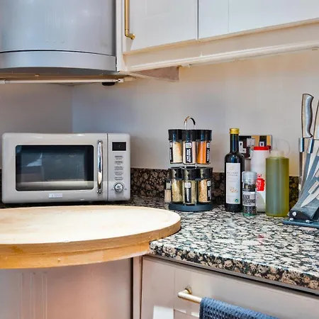 Canary Wharf Balcony & Waterfront 2-bed, 2-bath Apartment *