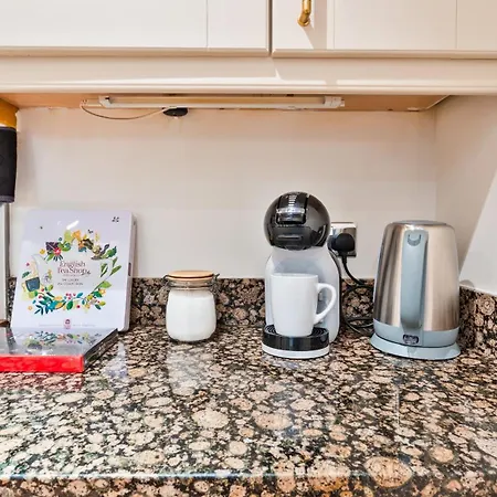 Canary Wharf Balcony & Waterfront 2-bed, 2-bath Apartment London
