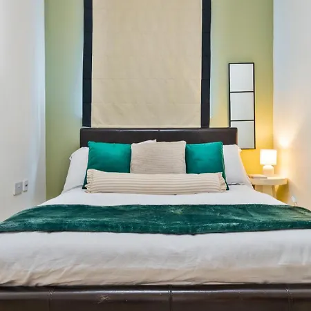 Canary Wharf Balcony & Waterfront 2-bed, 2-bath London