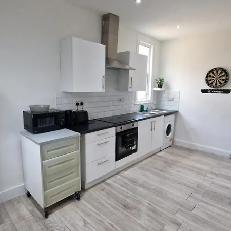 3 Bedrooms House With Parking
