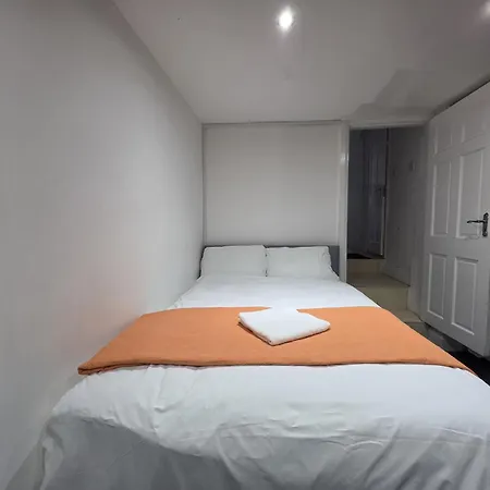 Spacious 3-bedroom Near Stratford, 1 Minute From Train Station