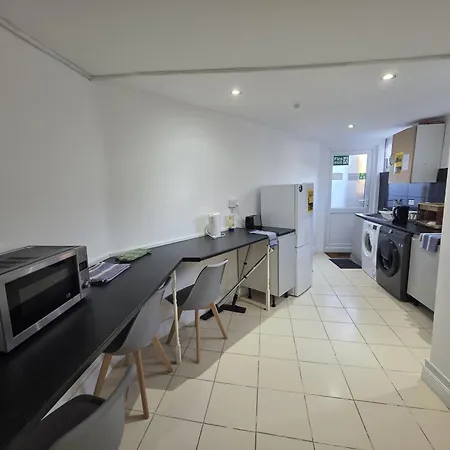 Spacious 3-bedroom Near Stratford, 1 Minute From Train Station