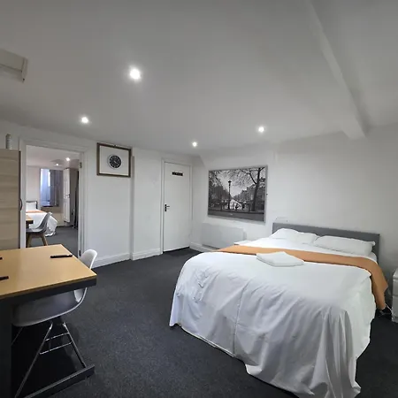 Spacious 3-bedroom Near Stratford, 1 Minute From Train Station