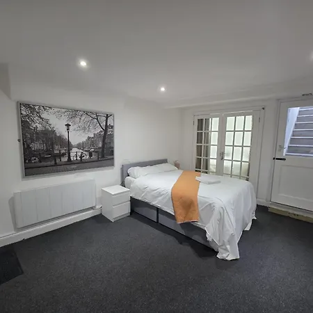 Spacious 3-bedroom Near Stratford, 1 Minute From Train Station Londen