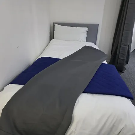 Spacious 3-bedroom Near Stratford, 1 Minute From Train Station * Londen