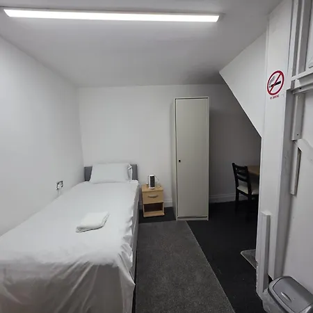 Spacious 3-bedroom Near Stratford, 1 Minute From Train Station Appartement