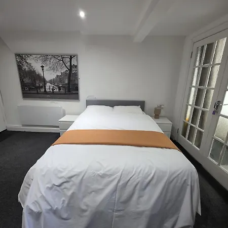 Spacious 3-bedroom Near Stratford, 1 Minute From Train Station *