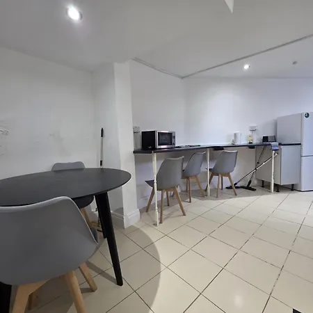 Spacious 3-bedroom Near Stratford, 1 Minute From Train Station