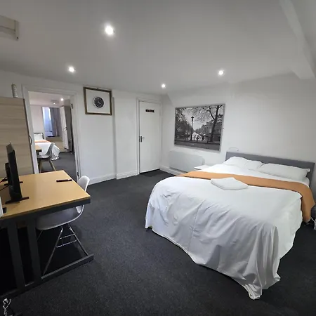 Spacious 3-bedroom Near Stratford, 1 Minute From Train Station Londen