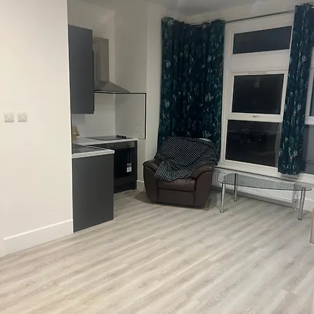 Outstanding Flat In West Ealing *