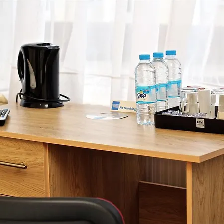 Hotel Oyo Golders 3*