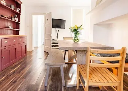 The Vicarage Tooting, Sw17 * London