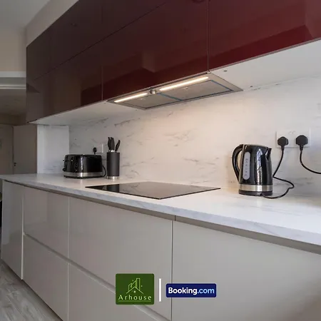 Three Bedroom By Arhouse Short Lets & Serviced Willesden With Free Wi-fi & Terrace アパート