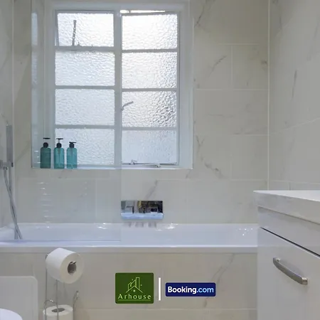 Three Bedroom By Arhouse Short Lets & Serviced Willesden With Free Wi-fi & Terrace ロンドン
