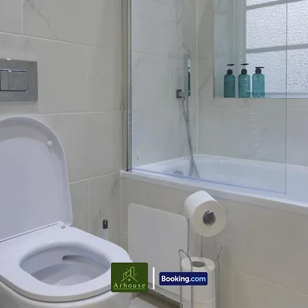 Three Bedroom By Arhouse Short Lets & Serviced Willesden With Free Wi-fi & Terrace アパート ロンドン