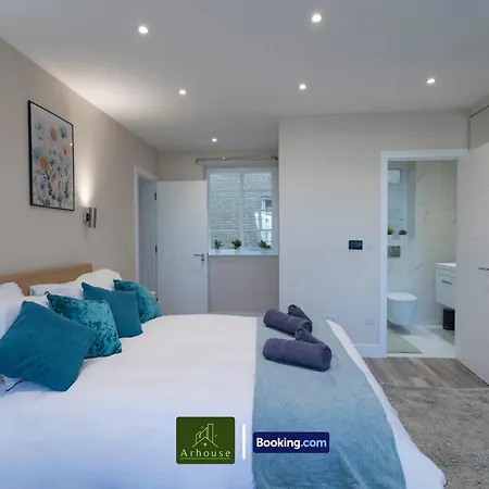 アパート Three Bedroom By Arhouse Short Lets & Serviced Willesden With Free Wi-fi & Terrace ロンドン