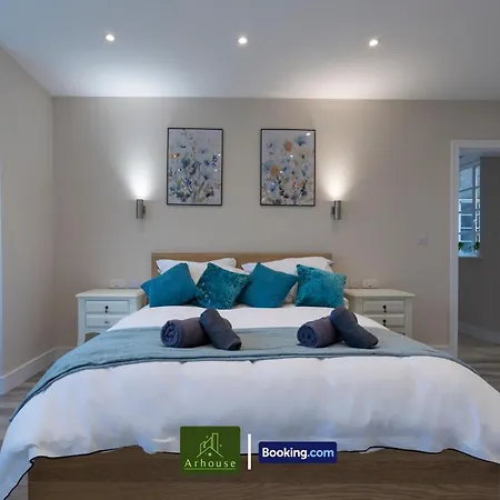 Three Bedroom By Arhouse Short Lets & Serviced Willesden With Free Wi-fi & Terrace * ロンドン