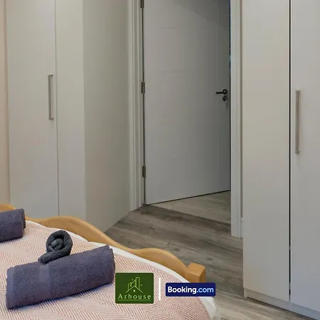 Three Bedroom By Arhouse Short Lets & Serviced Willesden With Free Wi-fi & Terrace *