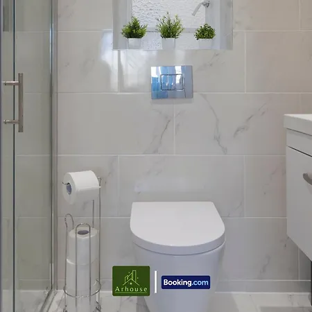 Three Bedroom By Arhouse Short Lets & Serviced Willesden With Free Wi-fi & Terrace * ロンドン