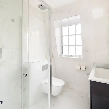 5 Mins Walk To Bond Street, Marylebone Mews Apartment