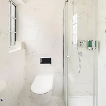 5 Mins Walk To Bond Street, Marylebone Mews Apartment