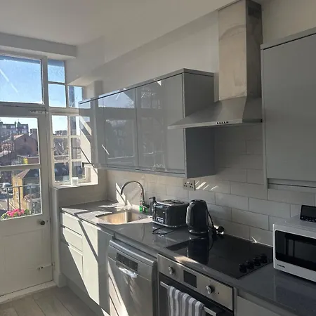 Queensway Dream, Hyde Park Apartment