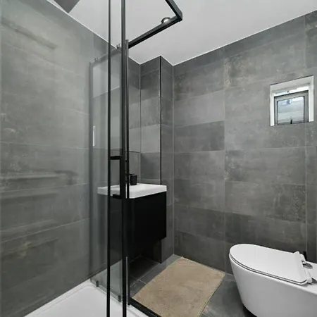 The Turrets, Willesden Apartment *