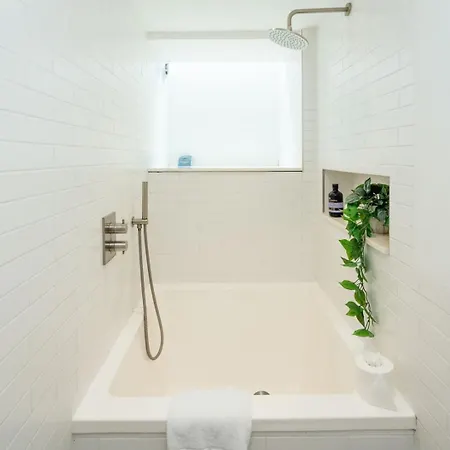 Chic 2bd Flat Opp. Earl's Court Station *