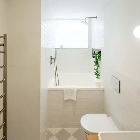 Chic 2bd Flat Opp. Earl's Court Station London